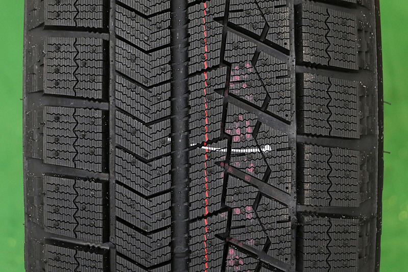 ブリザック VRXのトレッドパターンには細かなサイプが多数あり、それぞれが路面を引っ掻き、タイヤと路面の間にできる水膜を取り除こうとしてることが読み取れる