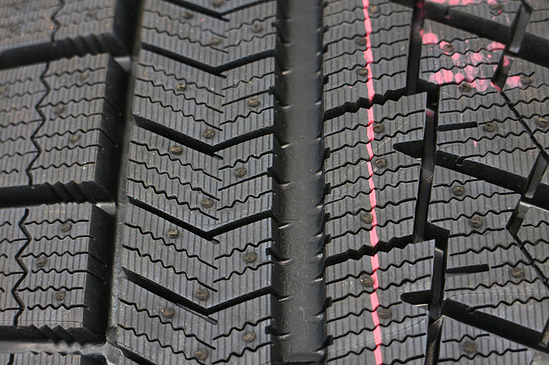 ブリザック VRXのトレッドパターンには細かなサイプが多数あり、それぞれが路面を引っ掻き、タイヤと路面の間にできる水膜を取り除こうとしてることが読み取れる