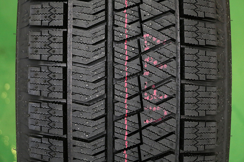 ブリザック VRX2のトレッドパターンは、サイプの間隔がかなり広くなり、1つ1つのブロックが大型化されている。ブレーキング時はもちろん、旋回時や氷に乗り上げた際の形状変化が少なくなり、より安定した接地を実現できそうだ