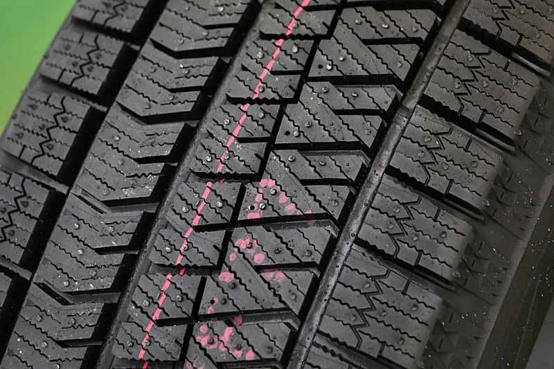 ブリザック VRX2のトレッドパターンは、サイプの間隔がかなり広くなり、1つ1つのブロックが大型化されている。ブレーキング時はもちろん、旋回時や氷に乗り上げた際の形状変化が少なくなり、より安定した接地を実現できそうだ
