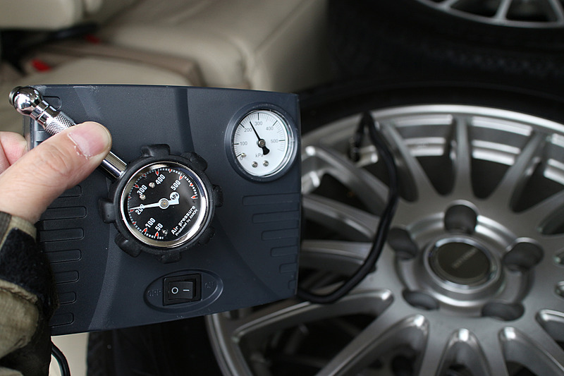 タイヤの性能は適切な空気圧で初めて発揮できる。ゲージで測定し、過不足があれば調整する。寒くて手がかじかんでいると、ゲージを当てる際にシューシューと空気を抜いてしまうのはお約束（笑）