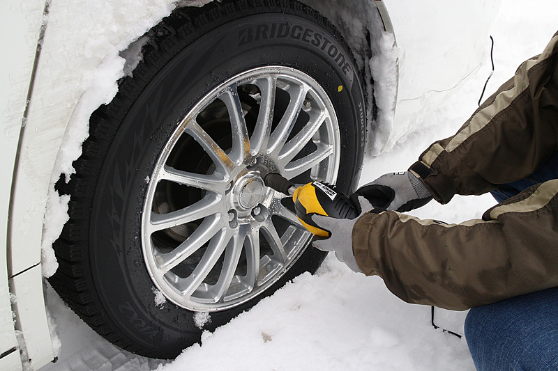 電動インパクトレンチがあれば、ホイールナットの取り外しが一瞬×5回でできる