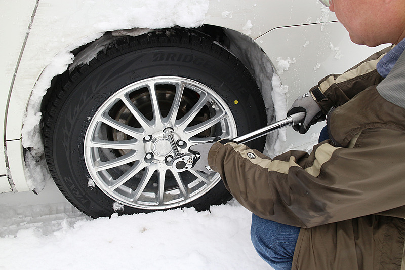 規定トルクでホイールナットを取り付けるため、トルクレンチも必需品。規定トルク値は取扱説明書などに記載されている