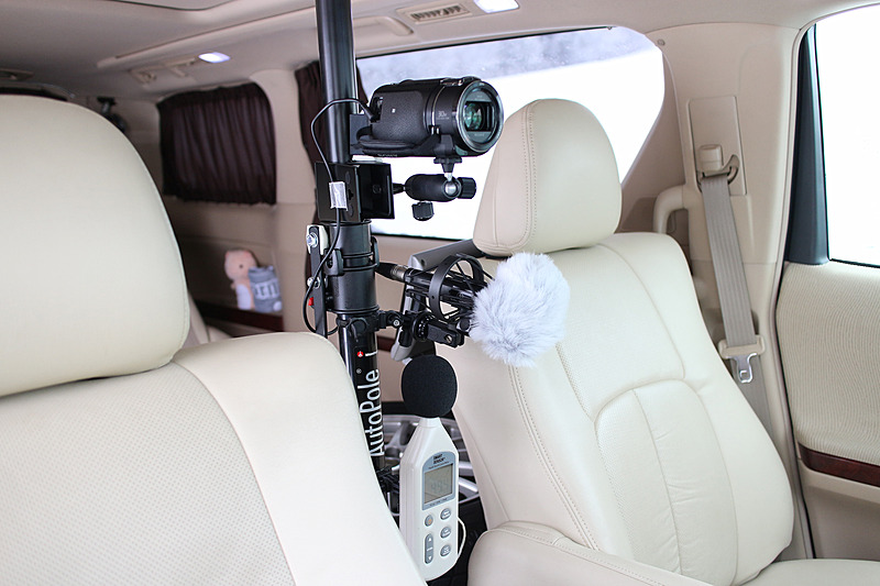 カメラとマイクは、できるだけ運転席/助手席の頭の位置を意識して固定。雪道は振動が多いので、ショックアブソーバーなどで対策する