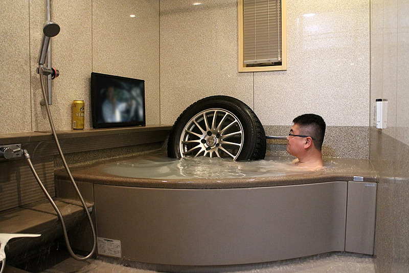 寒い夜、大好きなタイヤと一緒にお風呂にはいりたくなりますよね。でも、ゴムに悪影響が出る可能性があるそうなので、できるだけガマンしましょう……