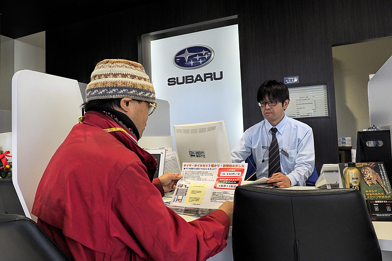 雪道に強いスバルだけに、この日もスタッドレスタイヤに履き替えるお客さんがいっぱい。カー用品ショップよりももっと割高かと思っていたが、意外とリーズナブルな価格だった