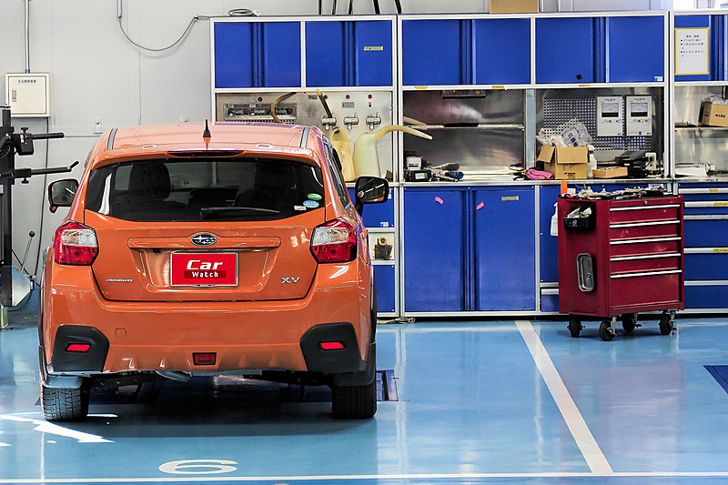 早速入庫。新店舗になって、ピットも明るくきれいになり、待合室からピット作業も眺められるようになった