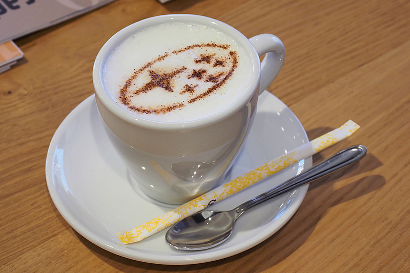 来店時や作業待ち時のドリンクサービス。スバルロゴのラテアートがあしらわれたカフェラテがなんとも心憎い