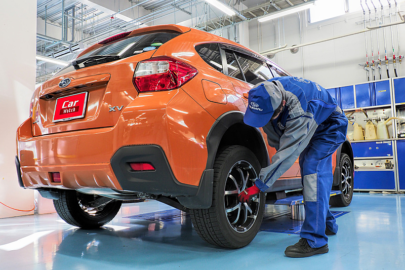 早速クルマからタイヤが外されていく