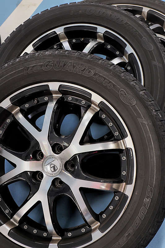 これがボクにとって初めてのスタッドレスタイヤだったけど、5シーズン無事に雪道を乗り切ることができた。お疲れさま