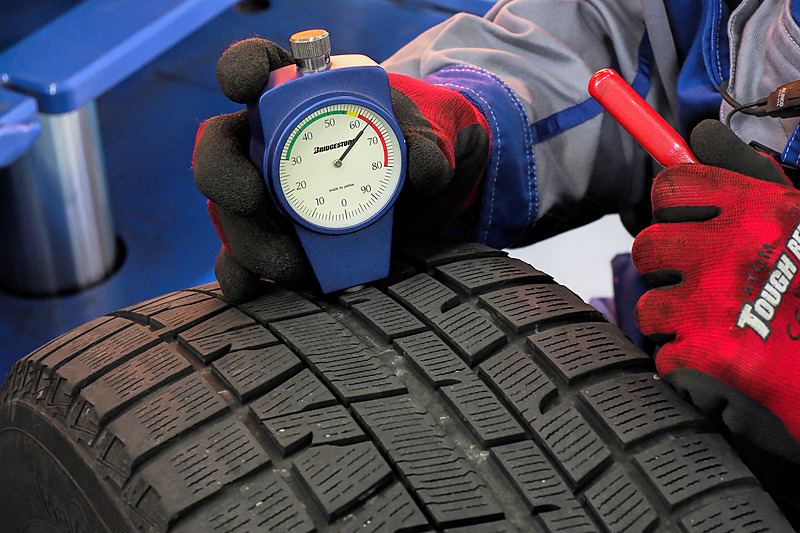 取り外したiG50をタイヤ硬度計で測ってみると「65」を示す。イエローゾーンを突破し、すでにレッドゾーンで、6シーズン目ともなるとスタッドレスタイヤとしては寿命なのだろう