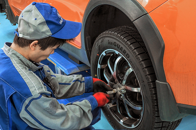 iG50を装着したホイールが再びクルマに取り付けられていく