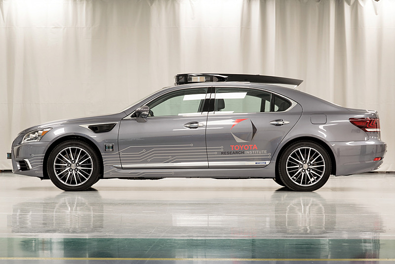 ベース車両は先代のレクサス「LS」