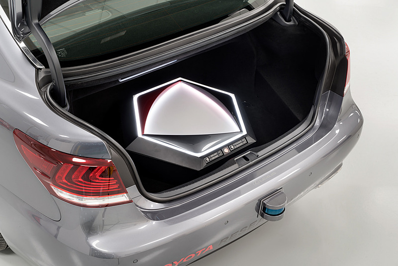 カメラやLiDARが各部に取り付けられている