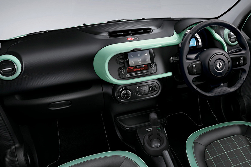 内装でもダッシュボードとエアコンベゼルのトリム、シート表皮の一部などをヴェール ピスタッシュにして外観とコーディネート。助手席にはチャイルドシートISOFIXアンカーが装備される