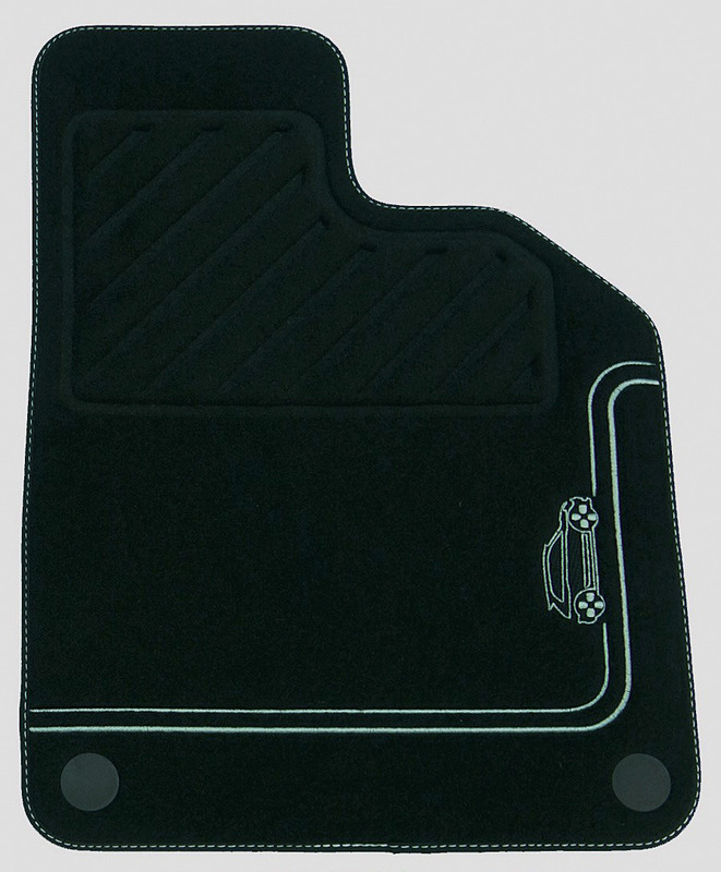 フロアマットにもヴェール ピスタッシュのステッチが施される