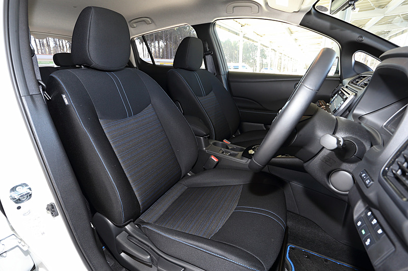 インテリアカラーはブラックとエアリーグレーの2色設定。シートやドアトリムなどのステッチにブルーを用い、EVのクリーンさを表現