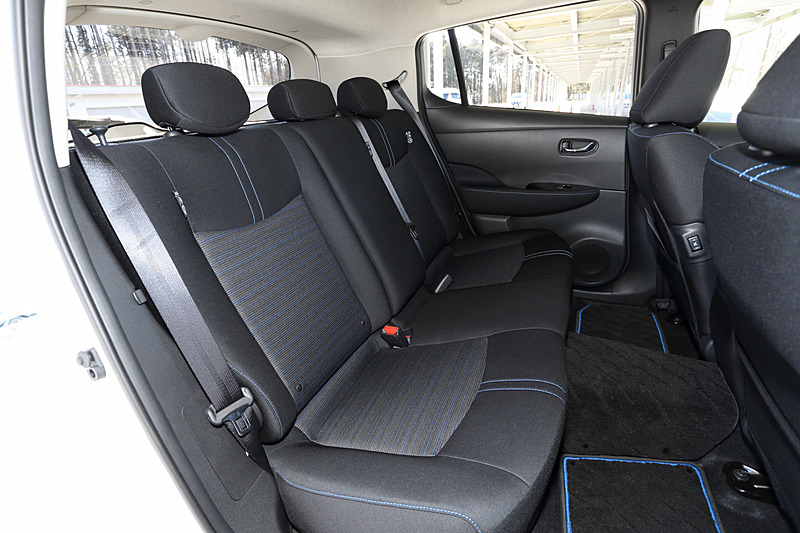 インテリアカラーはブラックとエアリーグレーの2色設定。シートやドアトリムなどのステッチにブルーを用い、EVのクリーンさを表現