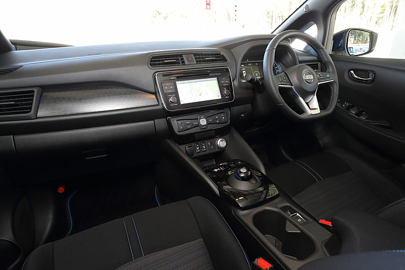 インテリアカラーはブラックとエアリーグレーの2色設定。シートやドアトリムなどのステッチにブルーを用い、EVのクリーンさを表現