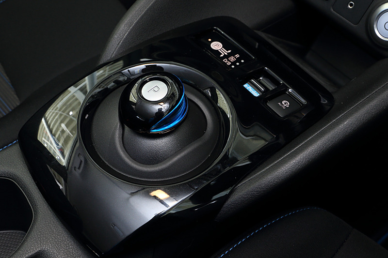 シフトまわりにe-Pedalのスイッチと、駐車の開始から完了までボタン1つで自動制御する「プロパイロット パーキング」のスイッチが備わる