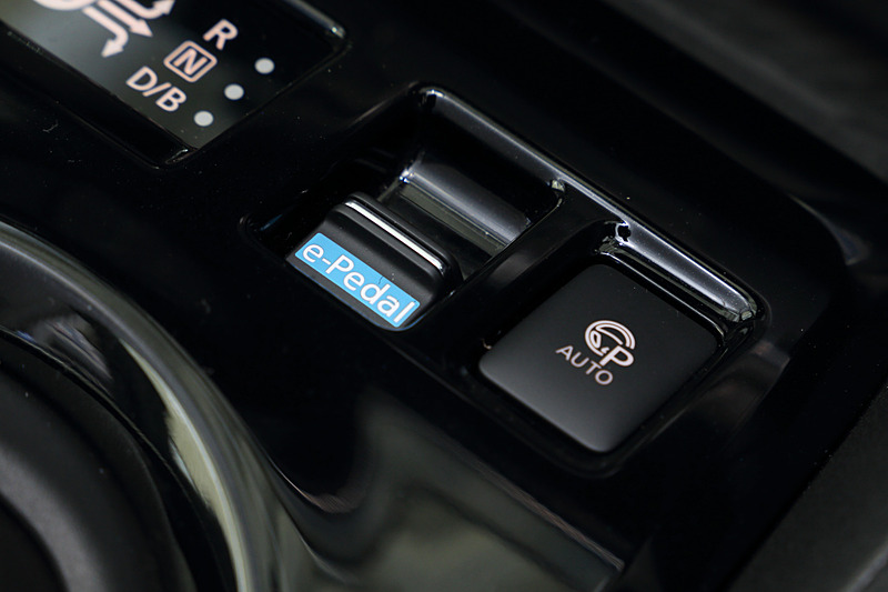 シフトまわりにe-Pedalのスイッチと、駐車の開始から完了までボタン1つで自動制御する「プロパイロット パーキング」のスイッチが備わる