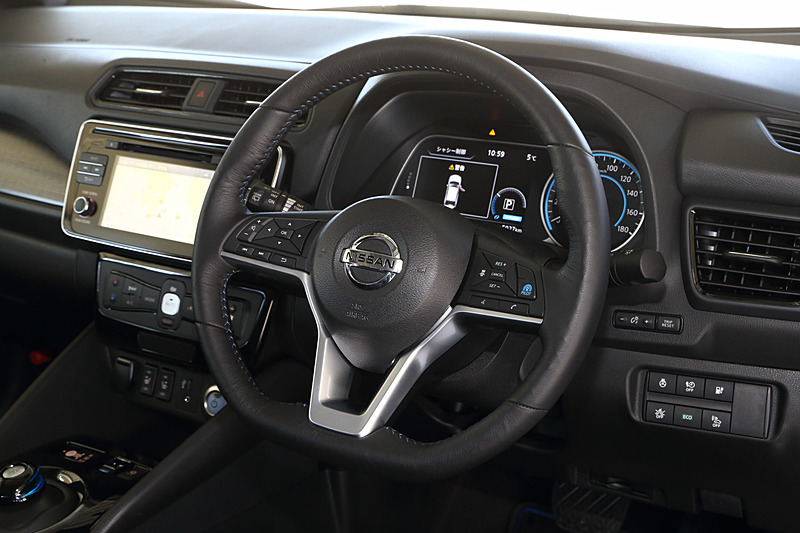 ステアリングは下側をフラットにした“Dシェイプ”の本革巻きを採用。右側のスポーク部に高速道路の単一車線でアクセル、ブレーキ、ステアリングを自動制御する「プロパイロット」のスイッチを用意