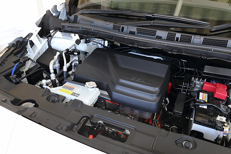 「EM57」型モーターとリチウムイオンバッテリーで構成される「e-パワートレーン」は、最高出力110kW（150PS）/3283-9795rpm、最大トルク320Nm（32.6kgm）/0-3283rpmを発生。リチウムイオンバッテリーの容量が40kWhに向上したことで、JC08モードの航続距離は400kmまで進化