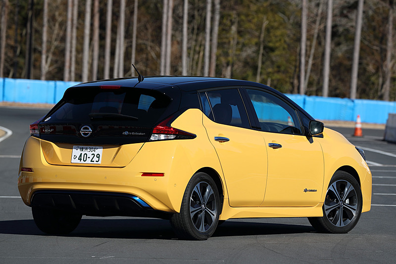 2017年10月にフルモデルチェンジして発売された新型リーフ。「クルマとしての美しさ」を追求したというエクステリアでは、ブーメラン型ランプシグネチャーやVモーショングリルを採用したほか、「氷結」をイメージしたというクリアブルーのフラッシュサーフェイスグリルを設定。ボディサイズは4480×1790×1540mm（全長×全幅×全高）、ホイールベースは2700mm。価格は315万360円～399万600円