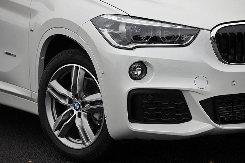 エクステリアでは、LEDヘッドライトやダブルスポークの18インチアルミホイール（タイヤはピレリ「Cinturato P7」）、M エアロダイナミクス・パッケージ（フロントエプロン、サイドスカート、リアスカート、ワイドホイールアーチ）などを装備