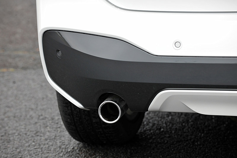 エクステリアでは、LEDヘッドライトやダブルスポークの18インチアルミホイール（タイヤはピレリ「Cinturato P7」）、M エアロダイナミクス・パッケージ（フロントエプロン、サイドスカート、リアスカート、ワイドホイールアーチ）などを装備