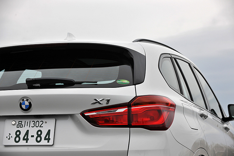 エクステリアでは、LEDヘッドライトやダブルスポークの18インチアルミホイール（タイヤはピレリ「Cinturato P7」）、M エアロダイナミクス・パッケージ（フロントエプロン、サイドスカート、リアスカート、ワイドホイールアーチ）などを装備