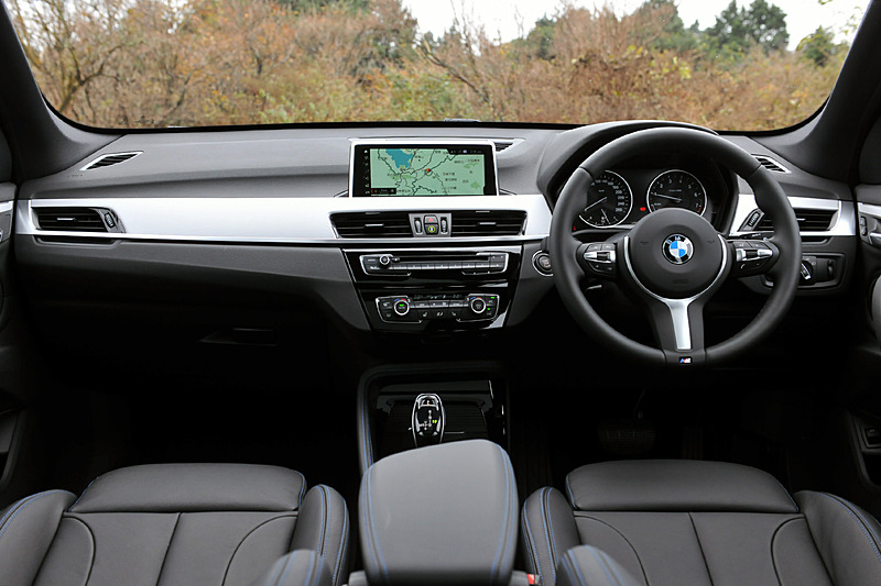 ブラックを基調にしたインテリア。M Sport仕様では前席スポーツシートやMスポーツ・レザー・ステアリング・ホイールなどを標準装備。撮影車はブルーステッチ入りのパーフォレーテッド・ダコタ・レザー・シート（ブラック）を装備