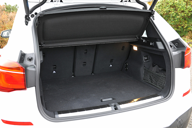 ラゲッジスペース容量は通常時で505L、後席を折り畳むと1550Lまで拡大できる