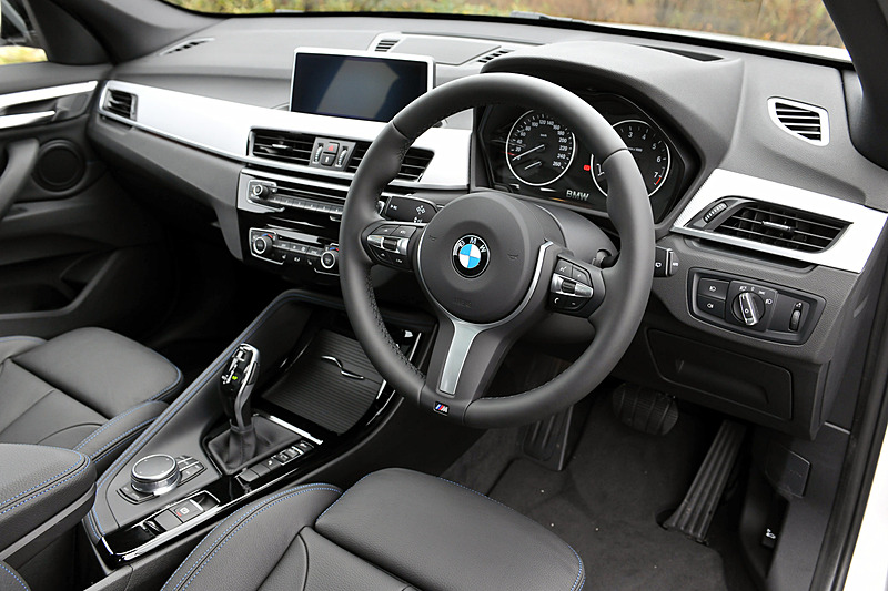 ブラックを基調にしたインテリア。M Sport仕様では前席スポーツシートやMスポーツ・レザー・ステアリング・ホイールなどを標準装備。撮影車はブルーステッチ入りのパーフォレーテッド・ダコタ・レザー・シート（ブラック）を装備