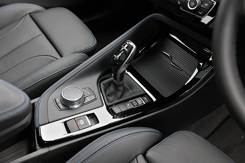 ブラックを基調にしたインテリア。M Sport仕様では前席スポーツシートやMスポーツ・レザー・ステアリング・ホイールなどを標準装備。撮影車はブルーステッチ入りのパーフォレーテッド・ダコタ・レザー・シート（ブラック）を装備