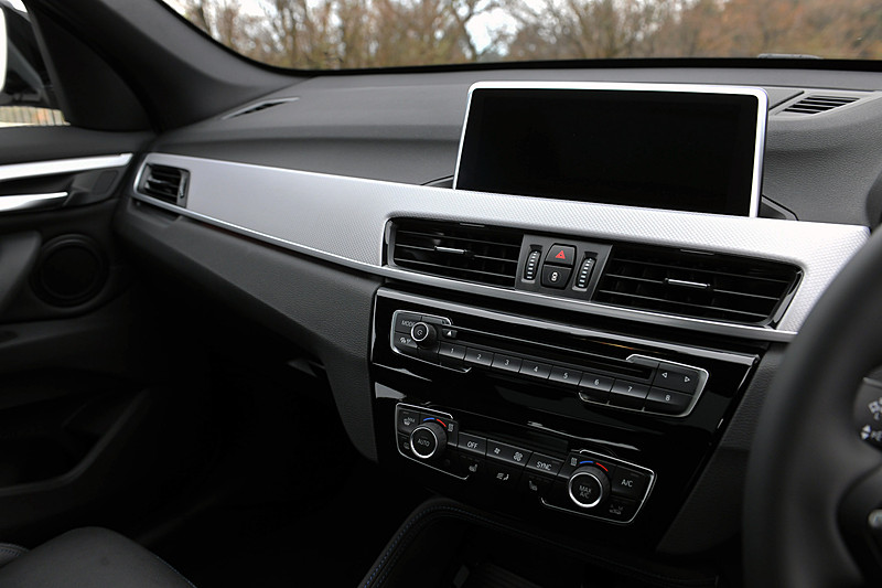 ブラックを基調にしたインテリア。M Sport仕様では前席スポーツシートやMスポーツ・レザー・ステアリング・ホイールなどを標準装備。撮影車はブルーステッチ入りのパーフォレーテッド・ダコタ・レザー・シート（ブラック）を装備