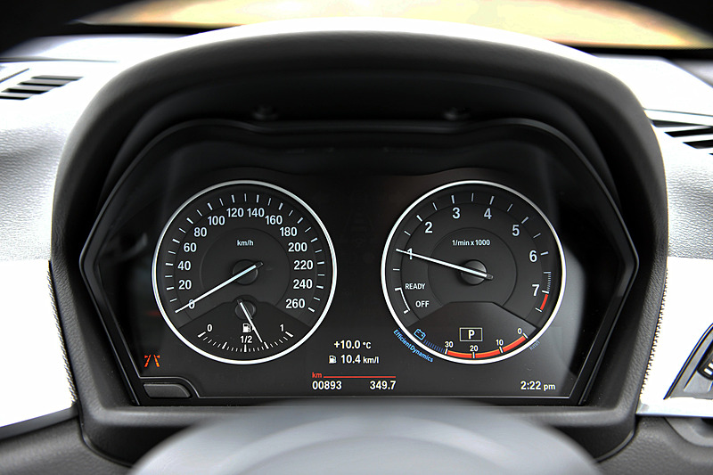 ブラックを基調にしたインテリア。M Sport仕様では前席スポーツシートやMスポーツ・レザー・ステアリング・ホイールなどを標準装備。撮影車はブルーステッチ入りのパーフォレーテッド・ダコタ・レザー・シート（ブラック）を装備