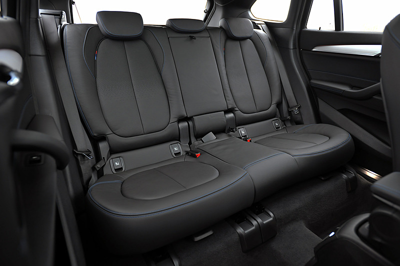 ブラックを基調にしたインテリア。M Sport仕様では前席スポーツシートやMスポーツ・レザー・ステアリング・ホイールなどを標準装備。撮影車はブルーステッチ入りのパーフォレーテッド・ダコタ・レザー・シート（ブラック）を装備