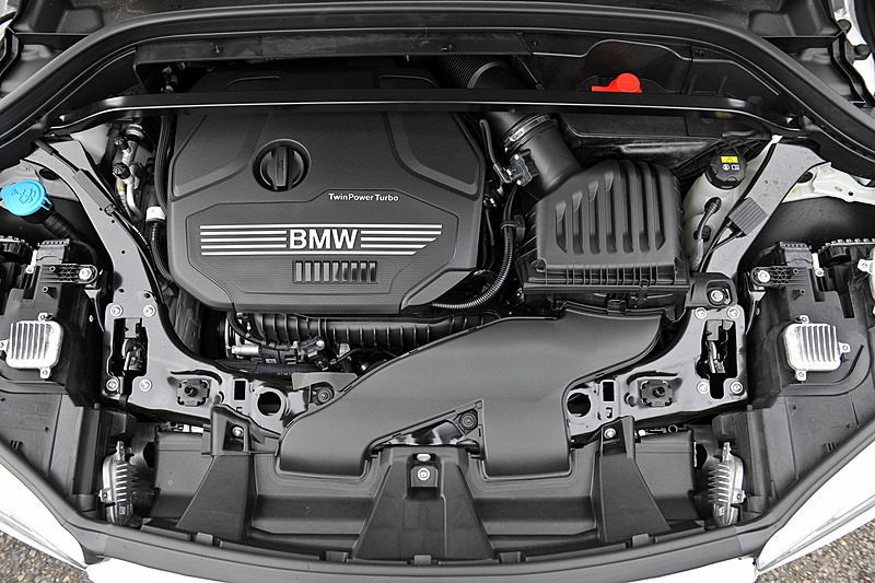 X1 sDrive18iが搭載する直列3気筒DOHC 1.5リッター直噴ターボエンジンは、最高出力103kW（140PS）/4600rpm、最大トルク220Nm（22.4kgm）/1480-4200rpmを発生。JC08モード燃費は15.7km/L