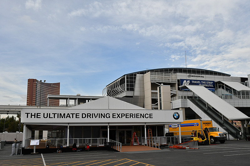 LVCCへはモノレールで行くのが便利。モノレール駅を降りた場所には、BMWがブースを構える