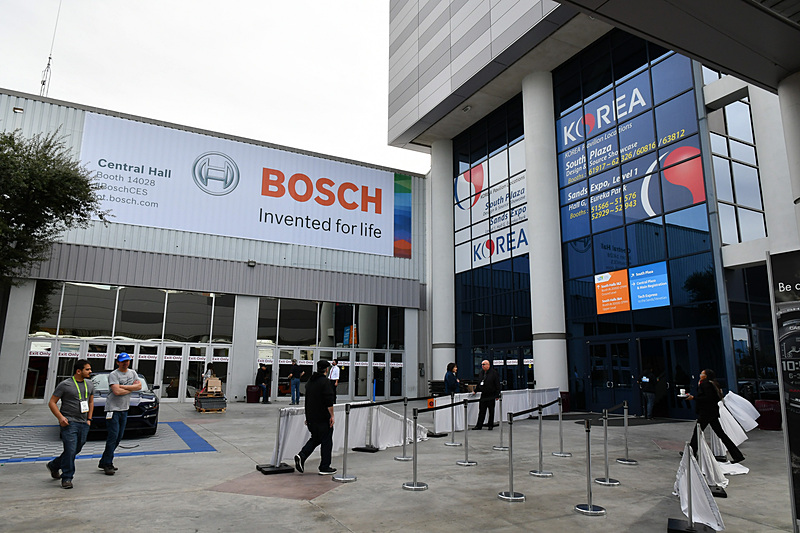 各所で巨大な広告が