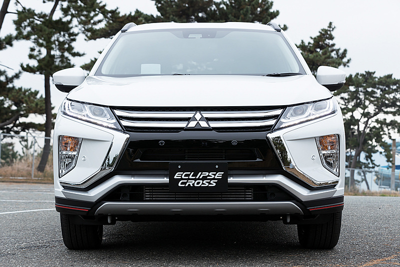 フロントマスクは現行「アウトランダー」と同じ「Dynamic Shield」を採用。運転席前にヘッドアップディスプレイのコンバイナーが見える