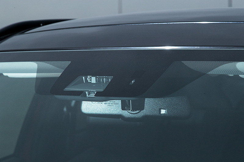 フロントウィンドウ上部にACTIVE SMART SAFETY用のカメラが備わる
