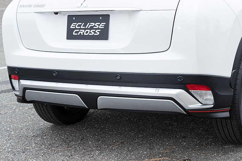 リアバンパーはアンダーガード風のデザイン。マフラーもあえて見せない処理となっている