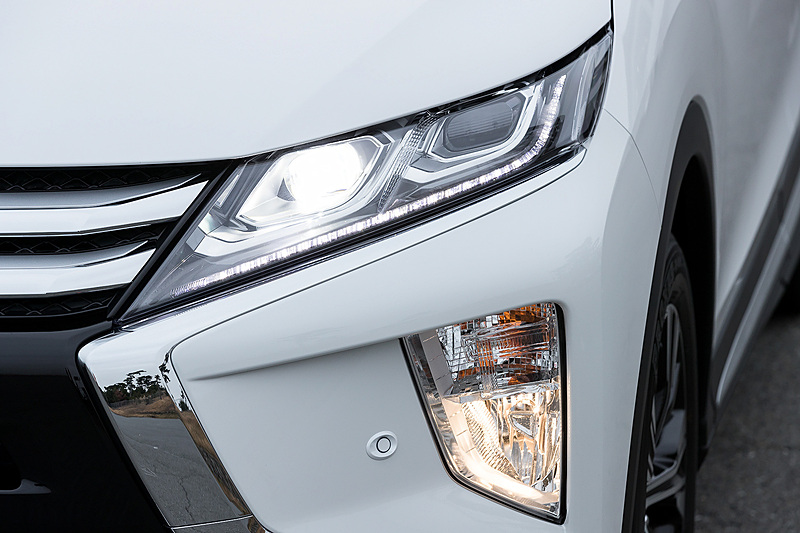 ヘッドライトの点灯パターン。一見、4灯風のデザインだが国内仕様は内側2灯のみ点灯するハイ/ロー切り替えになっている