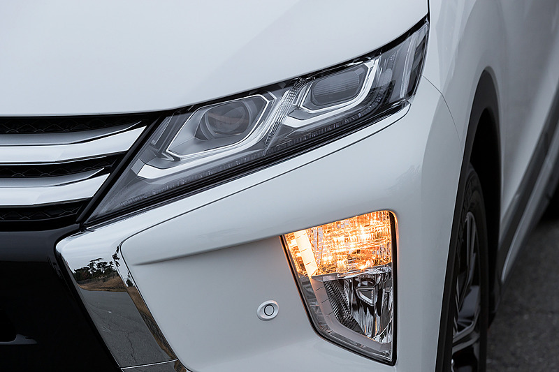 ヘッドライトの点灯パターン。一見、4灯風のデザインだが国内仕様は内側2灯のみ点灯するハイ/ロー切り替えになっている