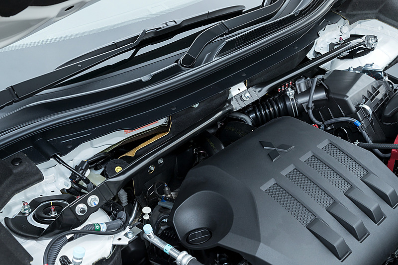 3点留めのストラットタワーバーを標準装着