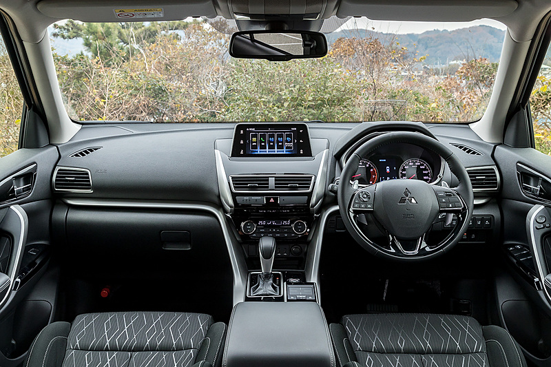 水平基調の「HORIZONTAL AXIS」デザインを採用。スポーティな軽快さとモダンさを演出しつつ車体姿勢の変化がつかみやすいデザインを狙ったという