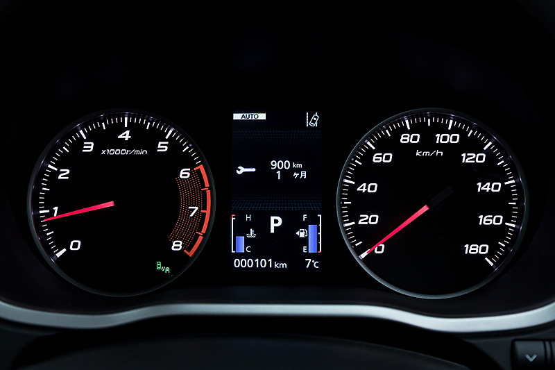 スピードメーターとタコメーターの間にマルチインフォメーションディスプレイを備えた