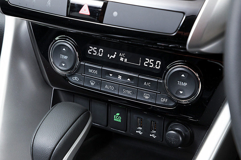 エアコンは左右独立温度調節タイプ